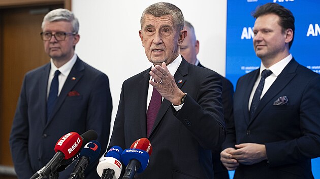 Volební sněm hnutí ANO, Andrej Babiš po boku Karla Havlíčka, Roberta Králíčka a Radka Vondráčka hovoří na tiskové konferenci. (24. ledna 2026)