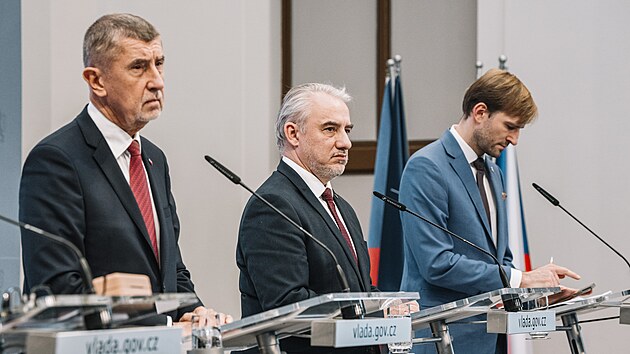 Tisková konference po jednání zástupců vlády a odborů o navýšení platů ve veřejném sektoru a státní službě. Na snímku premiér Andrej Babiš, předseda Českomoravské konfederace odborových svazů Josef Středula a ministr zdravotnictví Adam Vojtěch. (22. ledna 2026)