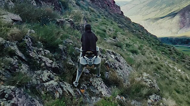 Z toho mála, co lze vidět i prakticky ověřit, je zřejmé především to, že mechanický hřebec Corleo je koncipován jako osobní off-roadový, nikoli jako standardní průmyslový robot. Ne tedy hopsající hračka na dálkové ovládání z fabriky, ale skutečný dopravní prostředek.