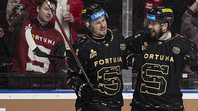 Filip Chlapík ze Sparty (vlevo) se raduje s Markem Pysykem z gólu proti Olomouci.