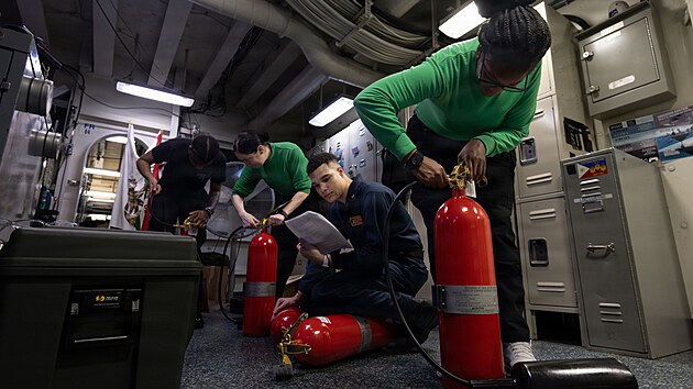 Námořníci amerického námořnictva provádějí údržbu nádob s CO2 na palubě letadlové lodi Abraham Lincoln. (15. ledna 2026)