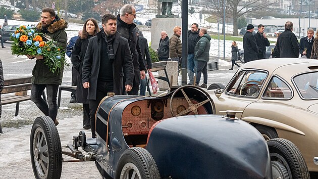 Stovky lidí se byly v Kongresovém centru ve Zlíně naposledy rozloučit se známým sběratelem automobilů Ladislavem Samohýlem. (23. leden 2026)