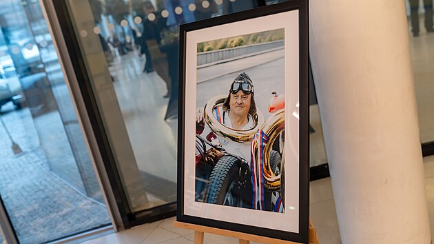 Stovky lidí se byly v Kongresovém centru ve Zlíně naposledy rozloučit se známým sběratelem automobilů Ladislavem Samohýlem. (23. leden 2026)