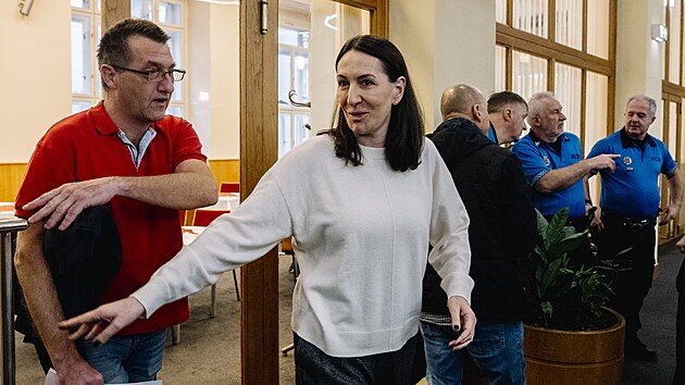 Organizátor protestu taxikářů proti chystané bezemisní vyhlášce Petr Marek na pražském magistrátu, s Alexandrou Udženijou (22. ledna 2026)