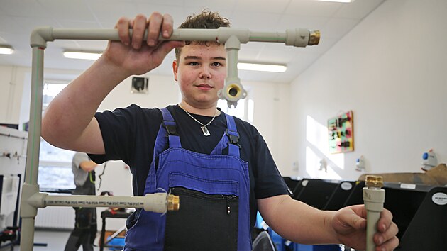 Spojování plastových trubek je jedna ze základních dovedností instalatérů, kterou v Heleníně prokazovali v soutěži.