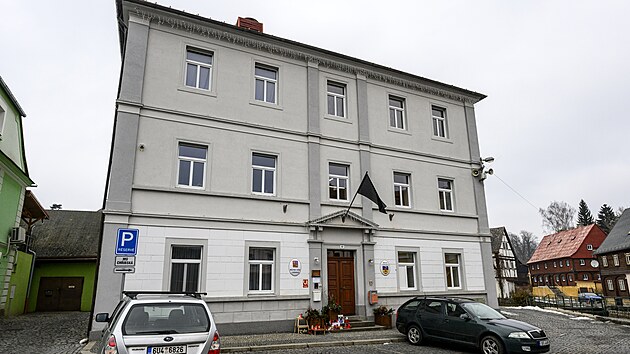 Městský úřad v Chřibské s vyvěšenou černou vlajkou (23. ledna 2026)