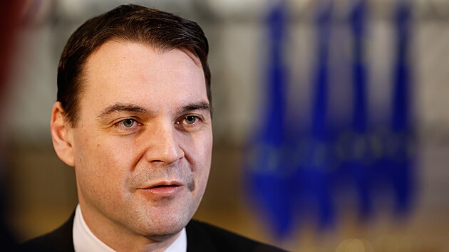 Ministr zahraničních věcí ČR Petr Macinka (Motoristé sobě) před jednáním v Bruselu. (29. ledna 2026)