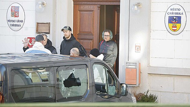 Auto poškozené střelbou před obecním úřadem v Chřibské na Děčínsku (19. ledna 2026)