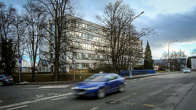 Chátrající kancelářská budova v budějovické Čechově ulici půjde k zemi. Nahradí ji nový dům s byty a kancelářemi. (leden 2026)