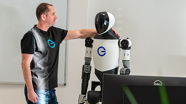 Zl&iacute;nsk&aacute; firma Business Logic vyv&iacute;j&iacute; humanoidn&iacute;ho robota, kter&yacute; by měl pracovat ve v&yacute;robě. Na sn&iacute;mku je ředitel firmy Jiř&iacute; P&aacute;lka. (leden 2026)