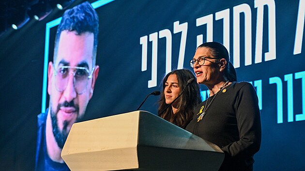 Matka a sestra posledního izraelského rukojmího, policisty Rana Gviliho, na shromáždění v Tel Avivu požadují vrácení jeho ostatků z Pásma Gazy. (25. ledna 2026)