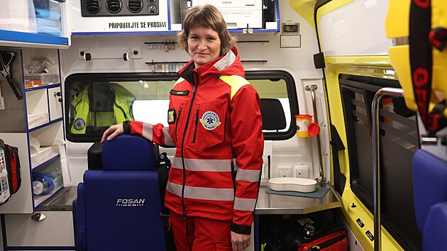 Třinecká záchranářka Zuzana Klusová navzdory těžké nemoci stále vyjíždí do terénu za pacienty. Sama však nyní nutně potřebuje pomoci. (22. ledna 2026)