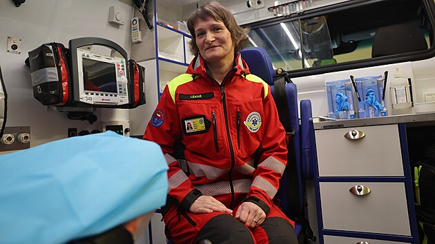 Třinecká záchranářka Zuzana Klusová navzdory těžké nemoci stále vyjíždí do terénu za pacienty. Sama však nyní nutně potřebuje pomoci. (22. ledna 2026)