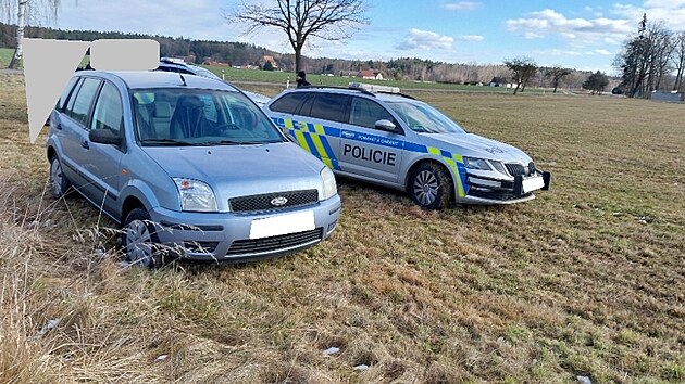 Policisté vytlačili ze silnice vůz, který pronásledovali. (27. ledna 2026)