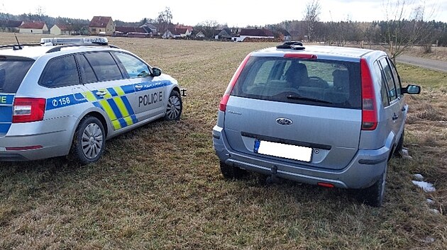 Policisté vytlačili ze silnice vůz, který pronásledovali. (27. ledna 2026)