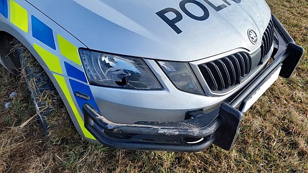 Policisté vytlačili ze silnice vůz, který pronásledovali. (27. ledna 2026)