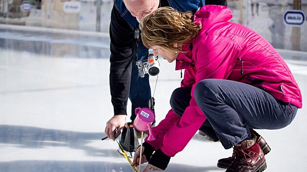 Žehling je recesistický sport, při němž se posílají žehličky po ledu. Soutěží se na přesnost a na vzdálenost.