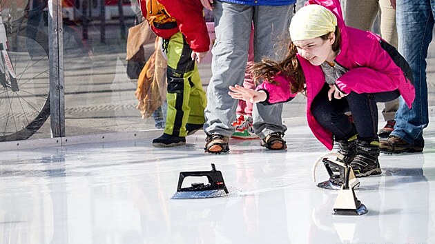Žehling je recesistický sport, při němž se posílají žehličky po ledu. Soutěží se na přesnost a na vzdálenost.