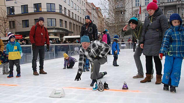 Žehling je recesistický sport, při němž se posílají žehličky po ledu. Soutěží se na přesnost a na vzdálenost.