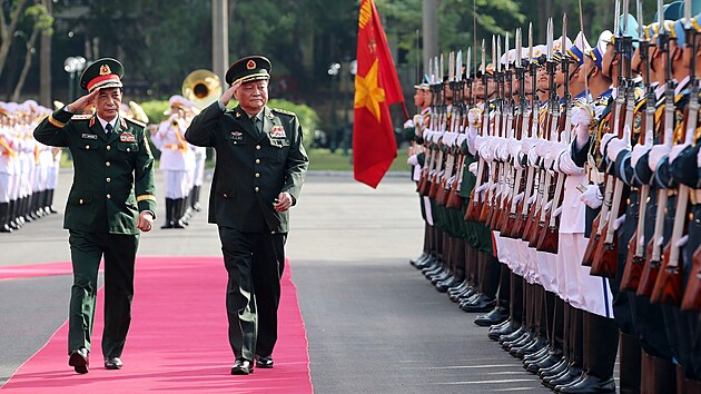 Místopředseda Ústřední vojenské komise Číny Čang Jou-Sia si prohlíží čestnou stráž během uvítacího ceremoniálu na ministerstvu obrany v Hanoji. (24. října 2024)
