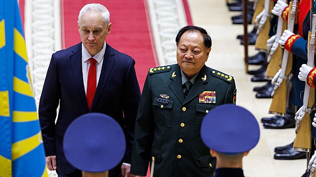 Místopředseda Ústřední vojenské komise Číny Čang Jou-sia a ruský ministr obrany Andrej Belousov během společného jednání. (20. listopadu 2025)