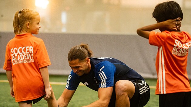 Český trenér Alexander Jakubov se věnuje kempům Volf Soccer Academy v americkém Dallasu.