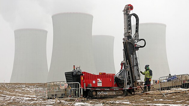 Geologický průzkum před stavbou nového bloku jaderné elektrárny v Dukovanech je ve své polovině. Prozatím dělníci bojují hlavně s počasím. Silné mrazy uplynulých týdnů pro ně vůbec nebyly příjemné.