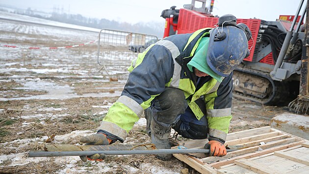 Geologický průzkum před stavbou nového bloku jaderné elektrárny v Dukovanech je ve své polovině. Prozatím dělníci bojují hlavně s počasím. Silné mrazy uplynulých týdnů pro ně vůbec nebyly příjemné.