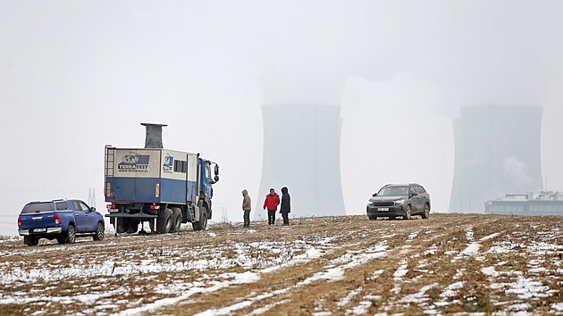 Geologický průzkum před stavbou nového bloku jaderné elektrárny v Dukovanech je ve své polovině. Prozatím dělníci bojují hlavně s počasím. Silné mrazy uplynulých týdnů pro ně vůbec nebyly příjemné.