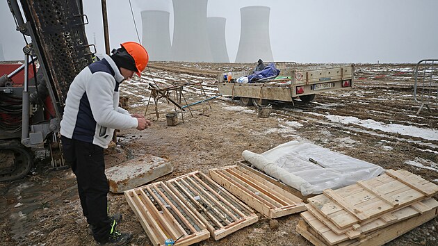 Geologický průzkum před stavbou nového bloku jaderné elektrárny v Dukovanech je ve své polovině. Prozatím dělníci bojují hlavně s počasím. Silné mrazy uplynulých týdnů pro ně vůbec nebyly příjemné.