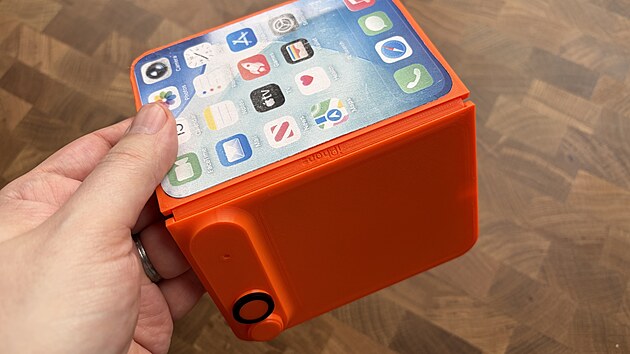 Model možné podoby chystaného ohebného iPhonu vytištěný na 3D tiskárně