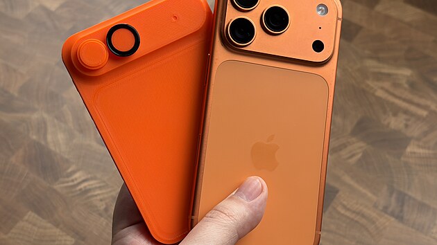 Model možné podoby chystaného ohebného iPhonu vytištěný na 3D tiskárně