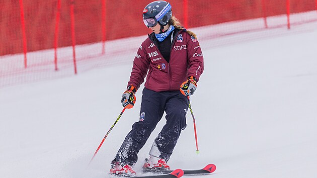 Mikaela Schiffrin si prohlíží trať ve Svatém Petru (24. ledna 2026)