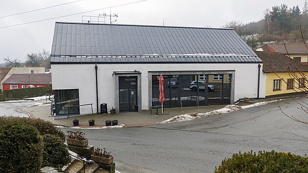 Tady dříve stála hospoda u Pštrosa, dnes je tu olšanský kulturní dům.