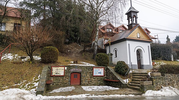 Tady dřív stávala plechová bouda, za níž Bohuš s kamarády popíjel v trávě.