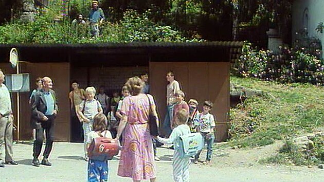 Záběr z filmu Dědictví aneb Kurvahošigutntág, který se natáčel vedle kapličky v...