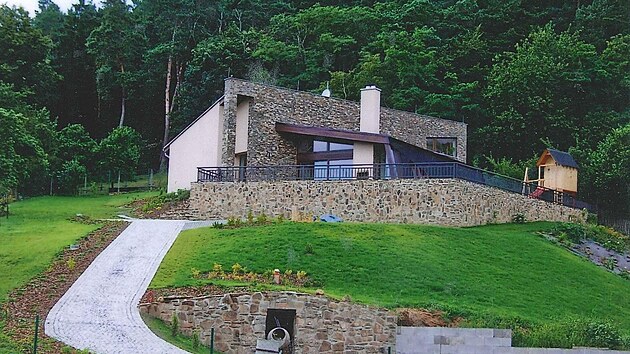 Bohušova chalupa zmizela, na kopci vyrostl moderní dům.