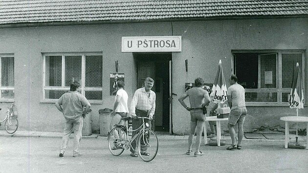 Legendární hospoda U Pštrosa v Olšanech, kde se natáčela řada scén z Dědictví.