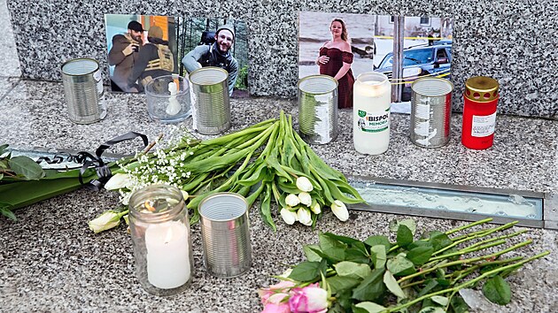 U pomníku Díky, Ameriko! v Plzni vzniklo pietní místo připomínající oběti střelby agentů protiimigrační policie v USA. (27. ledna 2026)