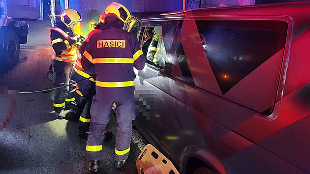 Hasiči při zásahu nehody dodávky a nákladního vozu na obchvatu Frýdku-Místku. (30. ledna 2026)