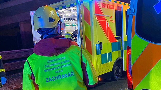 Záchranáři při zásahu nehody dodávky a nákladního vozu na obchvatu Frýdku-Místku. (30. ledna 2026)