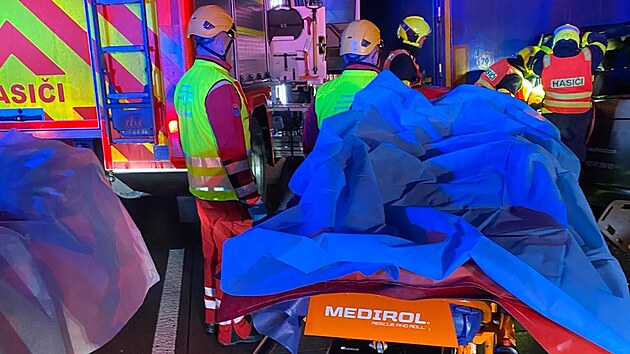 Záchranáři při zásahu nehody dodávky a nákladního vozu na obchvatu Frýdku-Místku. (30. ledna 2026)