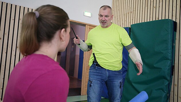 Aby instruktor Luděk Trojánek věděl, co na agresora nejlépe zabírá, pravidelně trénuje různé situace s kolegy a kolegyněmi, jež ho rozhodně nešetří.