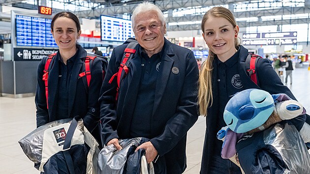 Martina Sáblíková, Petr Novák a Nikola Zdráhalová před odletem na olympijské...