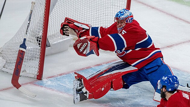 Jakub Dobeš z Montreal Canadiens čelí pokusu Colorado Avalanche.