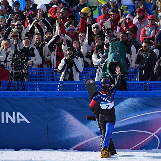 Zlatá olympijská medailistka Zuzana Maděrová zdraví publikum, v němž je i český prezident Petr Pavel.