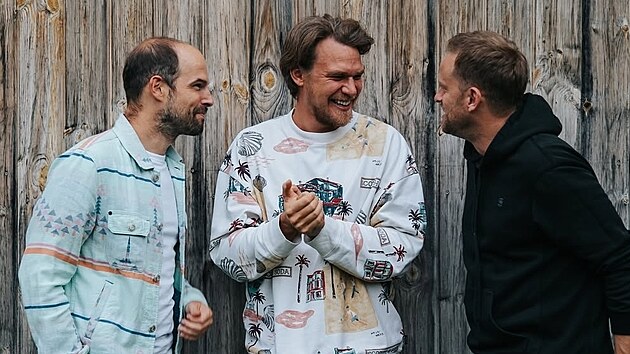 Jan Maxián. Vojtěch Dyk a Jakub Prachař. Přátelé, kteří stojí při sobě za všech okolností.