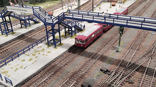 Nadchod pro cestující je model Kibri 39301, motorový vůz (pravděpodobně řady VT 95 nebo podobný typ).