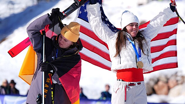 Americká sjezdařka Breezy Johnsonová se raduje z olympijského triumfu. (8. února 2026)