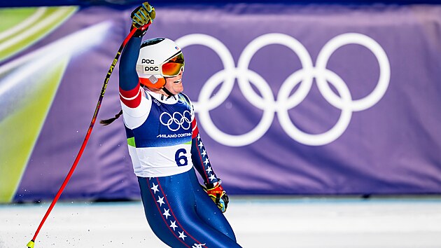 Americká sjezdařka Breezy Johnsonová se raduje z olympijského triumfu. (8. února 2026)